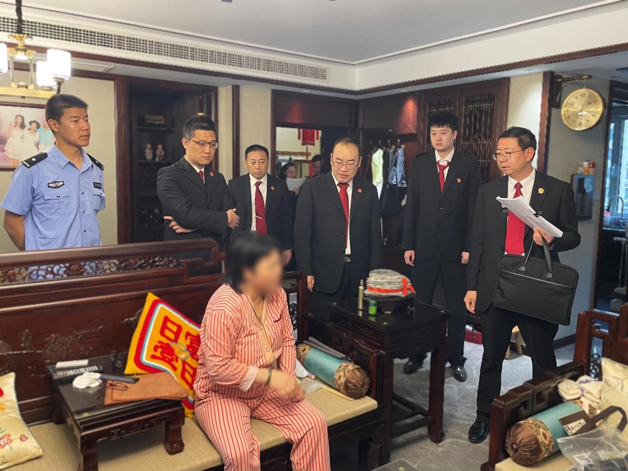 济宁两级法院联合执法在邹城拘传拘留老赖15人