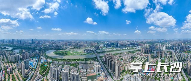 今日中午,长沙天空出现大片云朵,阳光普照,景色优美。 长沙晚报全媒体记者 刘晓敏 摄