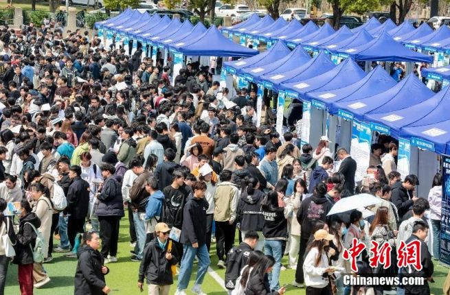 2025年4月1日，2025年度“百城千校万企”促就业行动在湖北武汉启动。中新社记者 张畅 摄