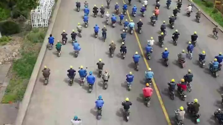 场面壮观！造船厂近万名工人骑车下班