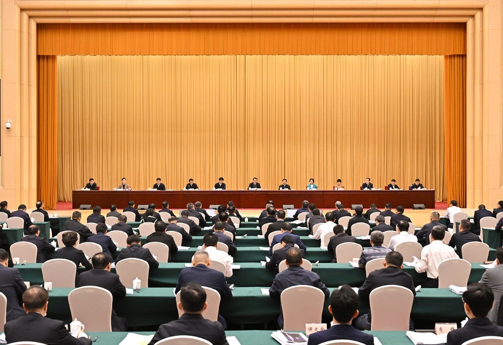 ▲4月24日上午，市委召开区县委书记和部门一把手例会。记者 刘力 摄