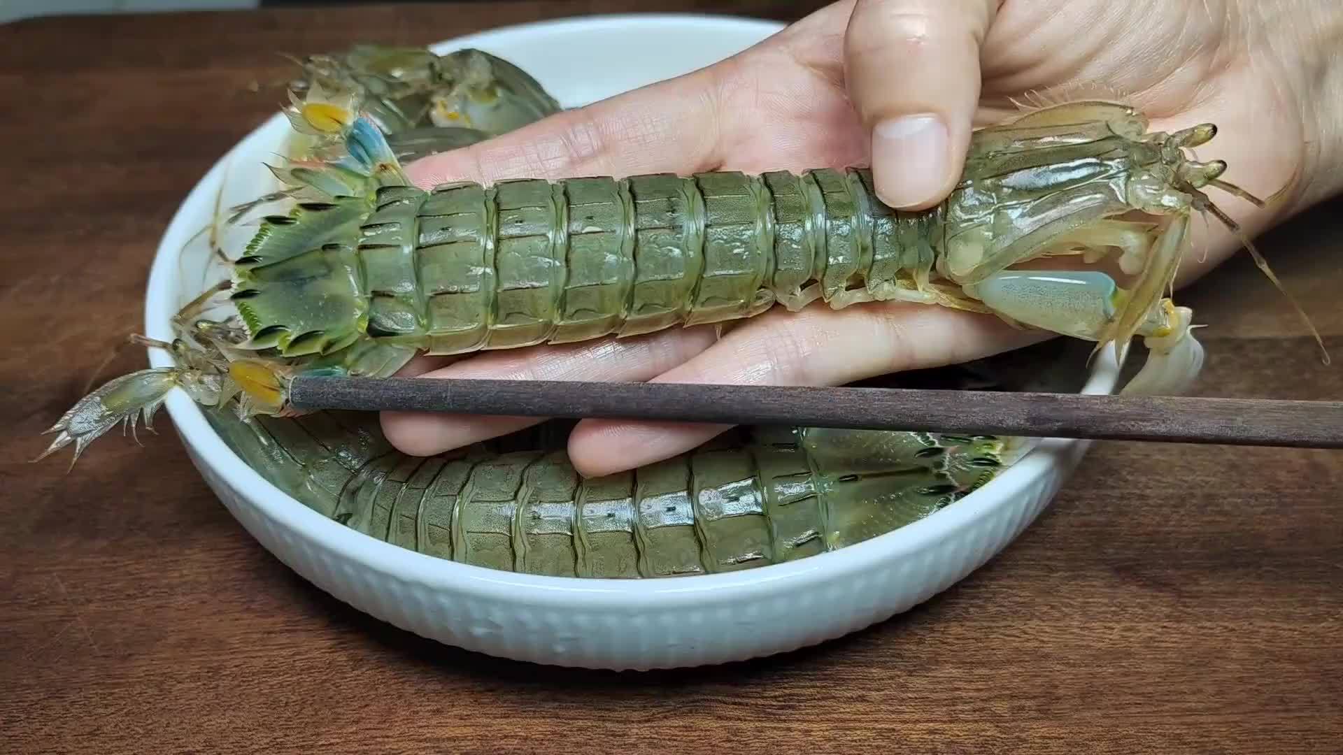 原来皮皮虾去壳这么简单，一根筷子搞定，3秒一只，又快又完整