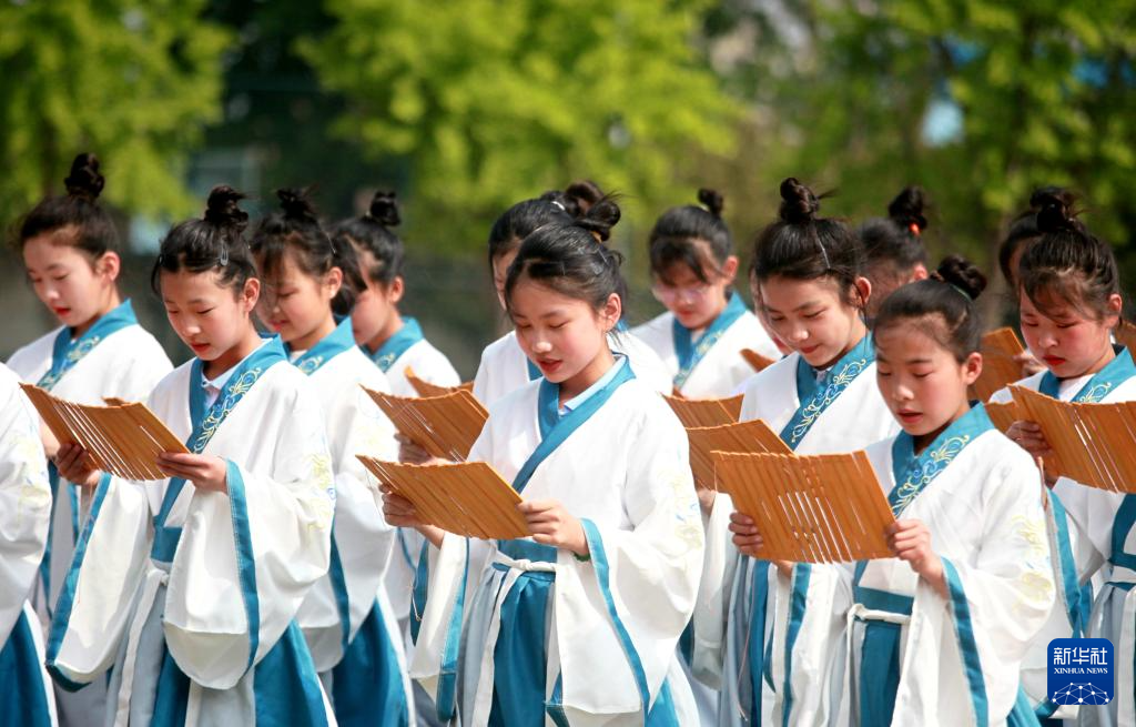 4月22日，在山东省平邑县温水镇中心小学，学生在迎接世界读书日主题活动上诵读国学经典。新华社发（武纪全摄）