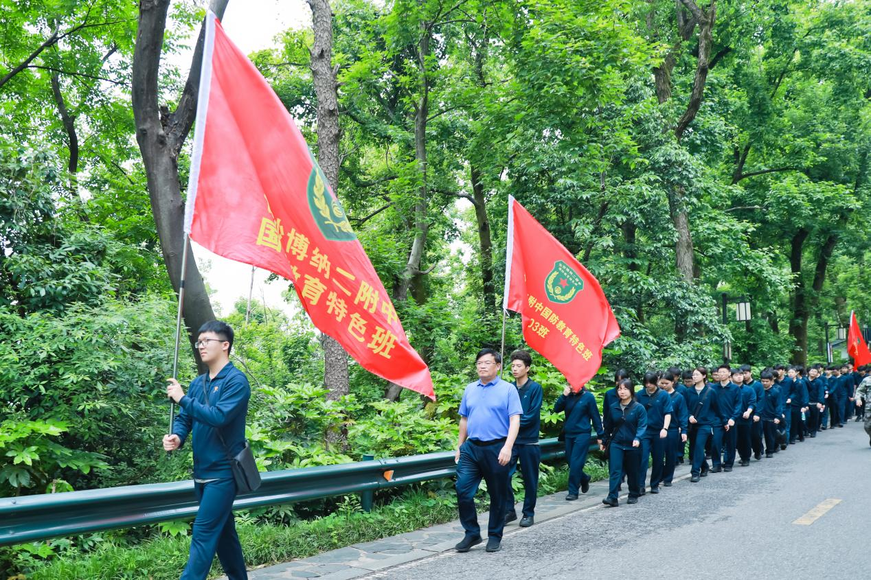 “行走的思政课”再出发！ 长沙博纳二附中百余名学子徒步20公里……