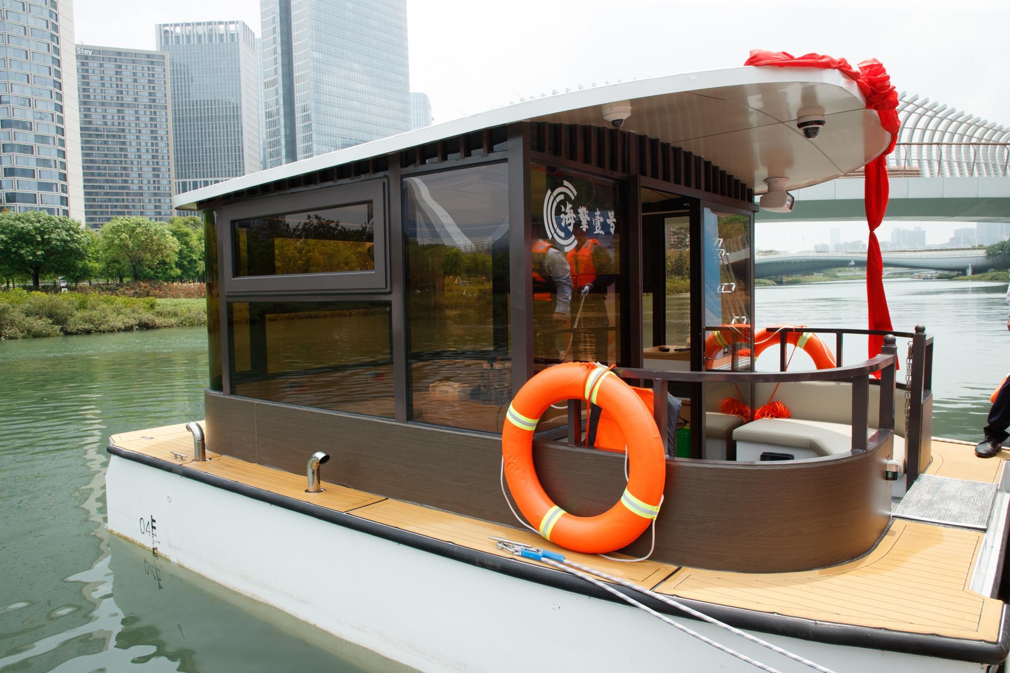 前海首艘AI无人船“海擎一号”成功启动运营测试