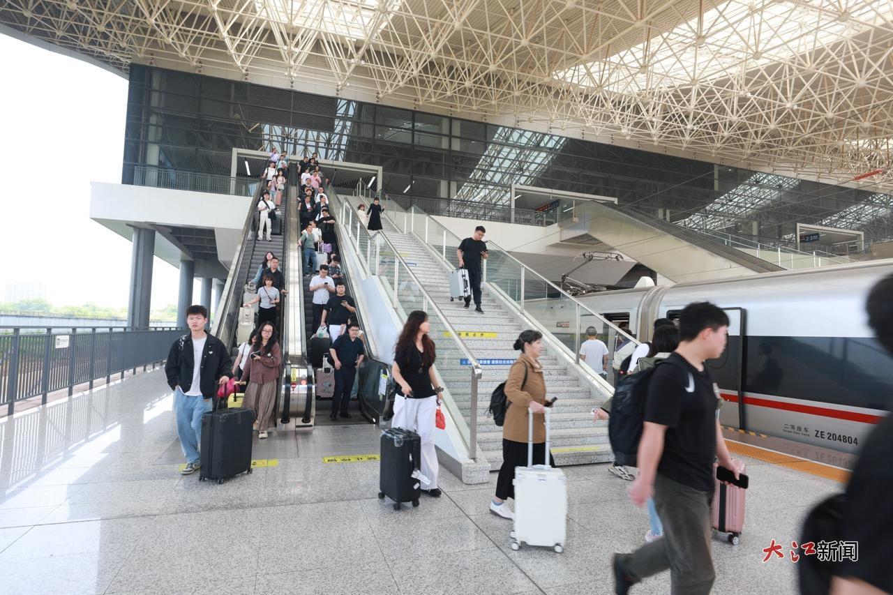 赣州西站旅客有序乘车。邹阳 摄