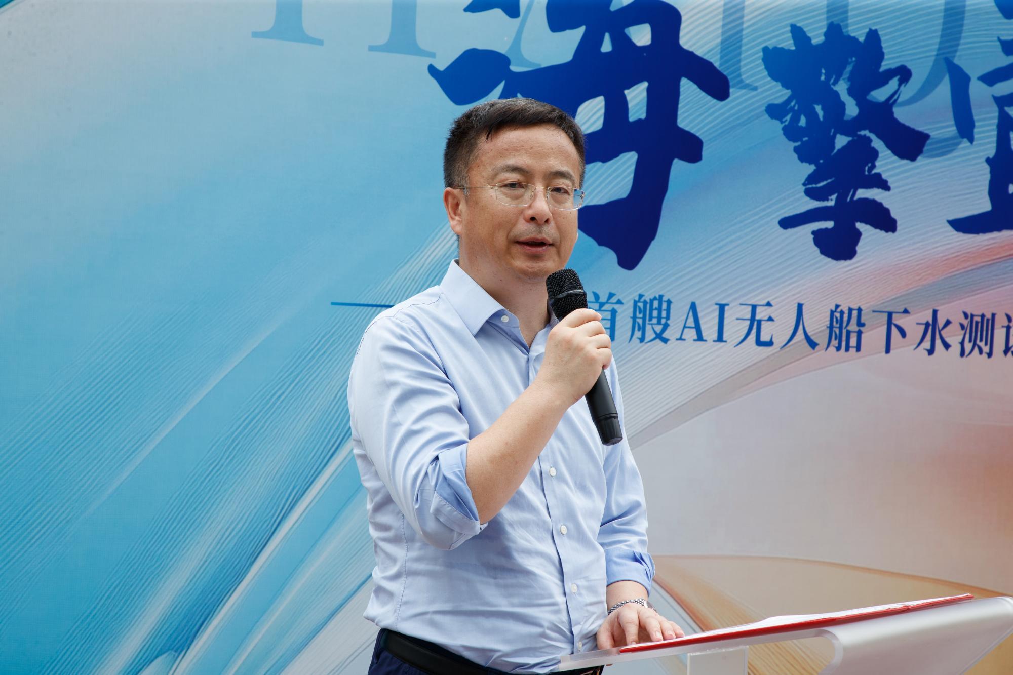 前海首艘AI无人船“海擎一号”成功启动运营测试