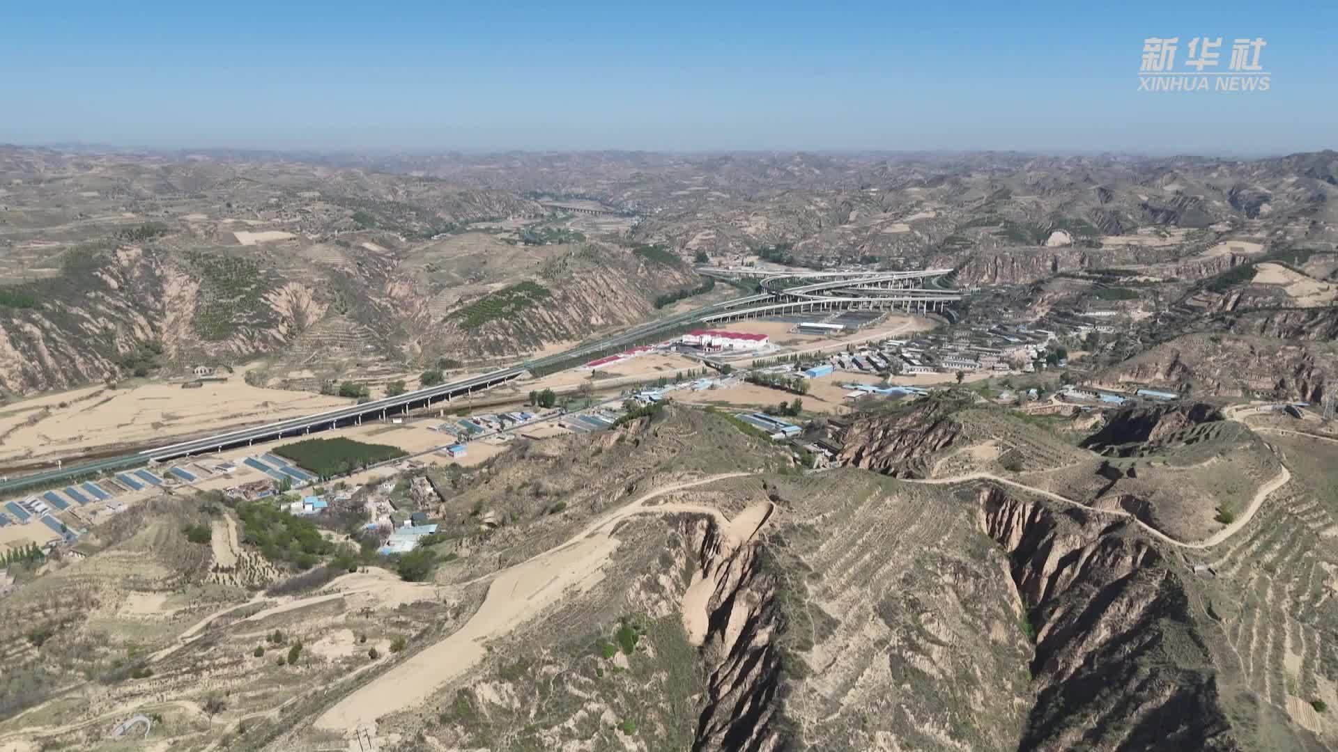 延榆高铁首座采用“零开挖进洞”技术隧道贯通