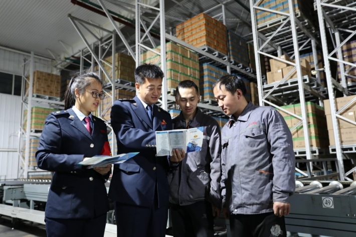 国家税务总局沧州市经济开发区税务局通过建立产业数据库，定期为纳税人开展针对性税务合规辅导。图为税务干部在河北天成药业股份有限公司调研走访。