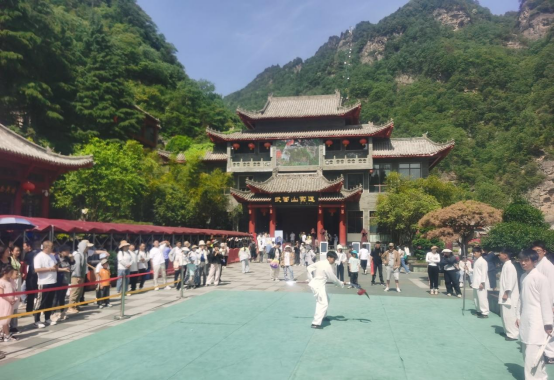 武当山景区迎来“五一”假期客流小高峰