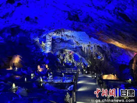 图为陇南万象洞
