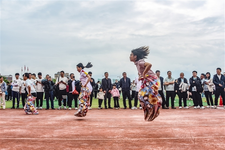 遂川县：趣味运动会（图）