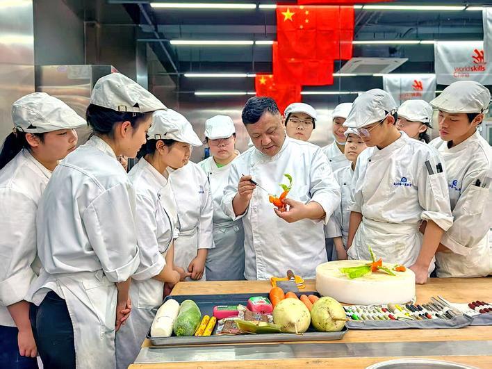 武汉市第一商业学校烹饪专业教师指导专业实操