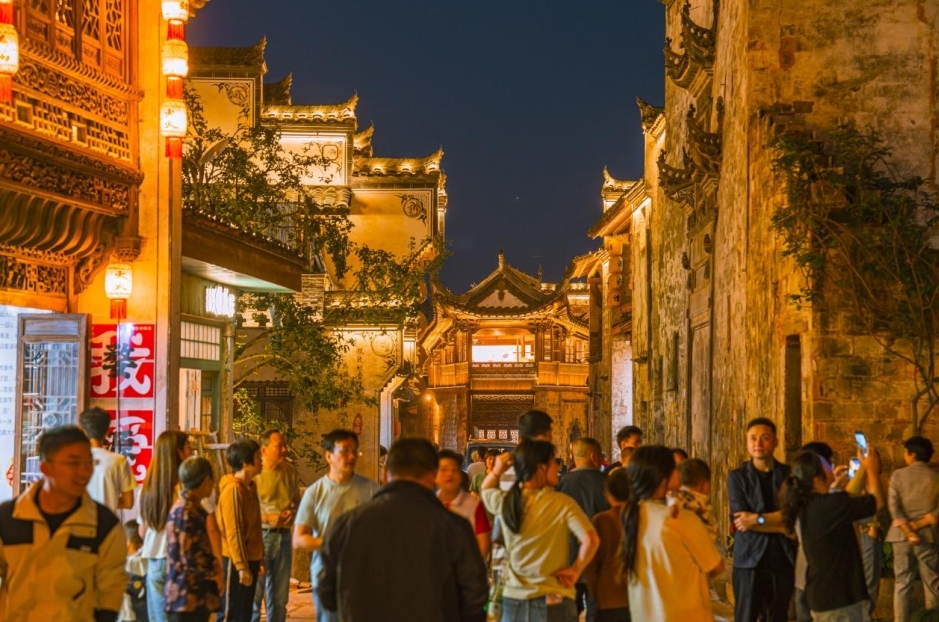 弦高古城·西湖荡街区“五一”试营业 婺源旅游再添“新名片”