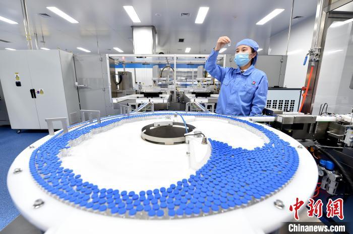 石药集团巨石生物制药有限公司包装车间内，质量检验员正在抽检产品。　(资料图) 沈腾飞 摄