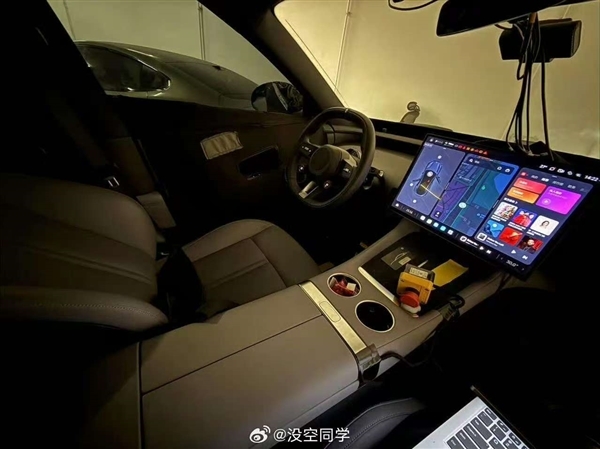 小米YU7迄今最清晰内饰谍照曝光:PHUD环绕屏醒目异常