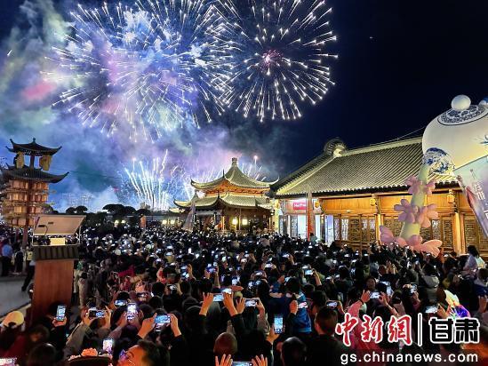 4月25日，武都万象街正式向公众开放。图为开街仪式上烟花表演。