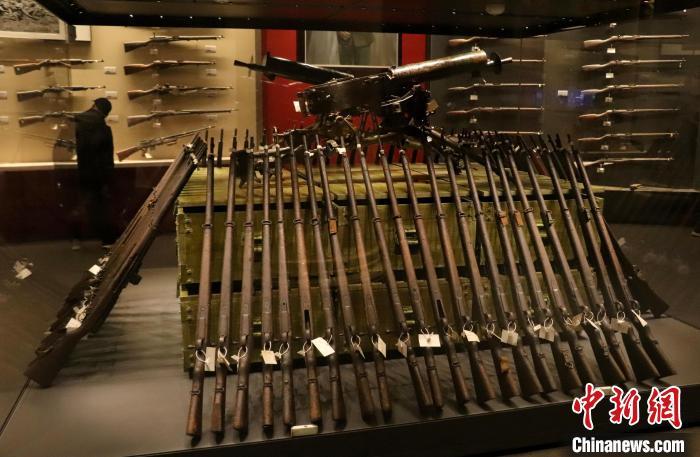 图为馆内展示的武器。　熊锦阳 摄