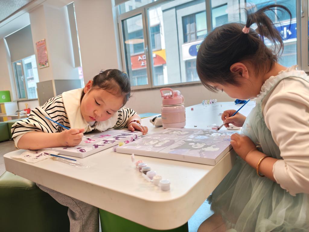 鹊华理想社区党群服务中心里，孩子们正在涂鸦。新华社记者张昕怡 摄