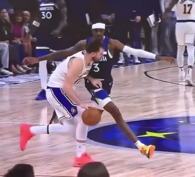 东契奇末节被麦丹绊倒，雷迪克：我们应该得到罚球，他被犯规了