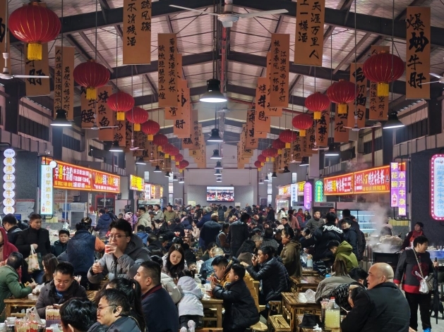 游客在三江早酒街品味浓浓烟火气。