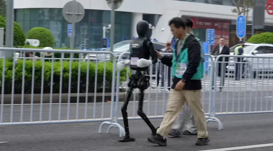 长续航！比赛中唯一全程未换电的机器人，“行者二号”是如何做到的？