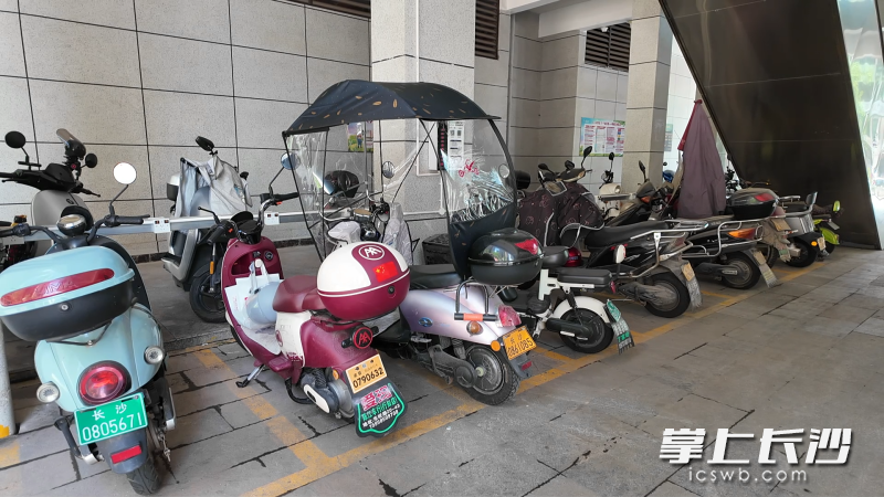 楼梯间下方设置电动自行车集中停放充电区域属违规。 长沙晚报通讯员 张佳欣 摄