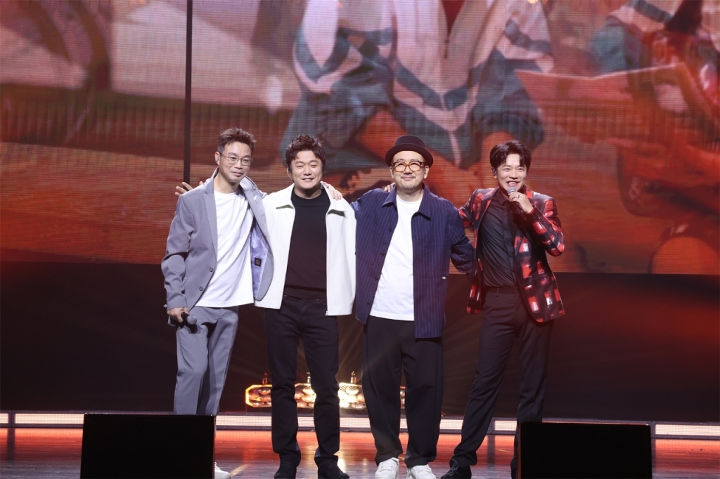 曾毅和筷子兄弟、演员王迅一起合唱《老男孩》