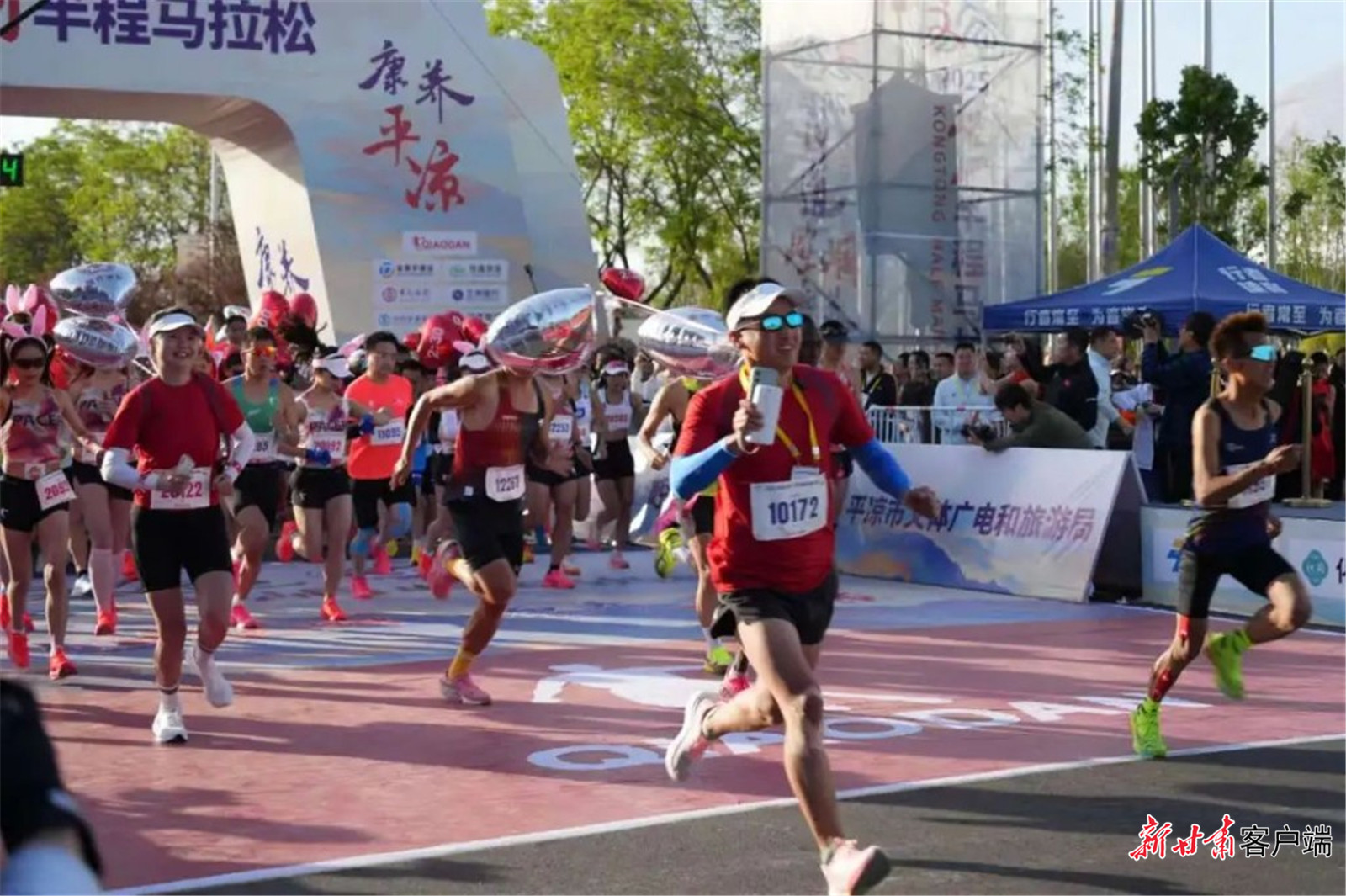 跑者奋勇向前奔跑