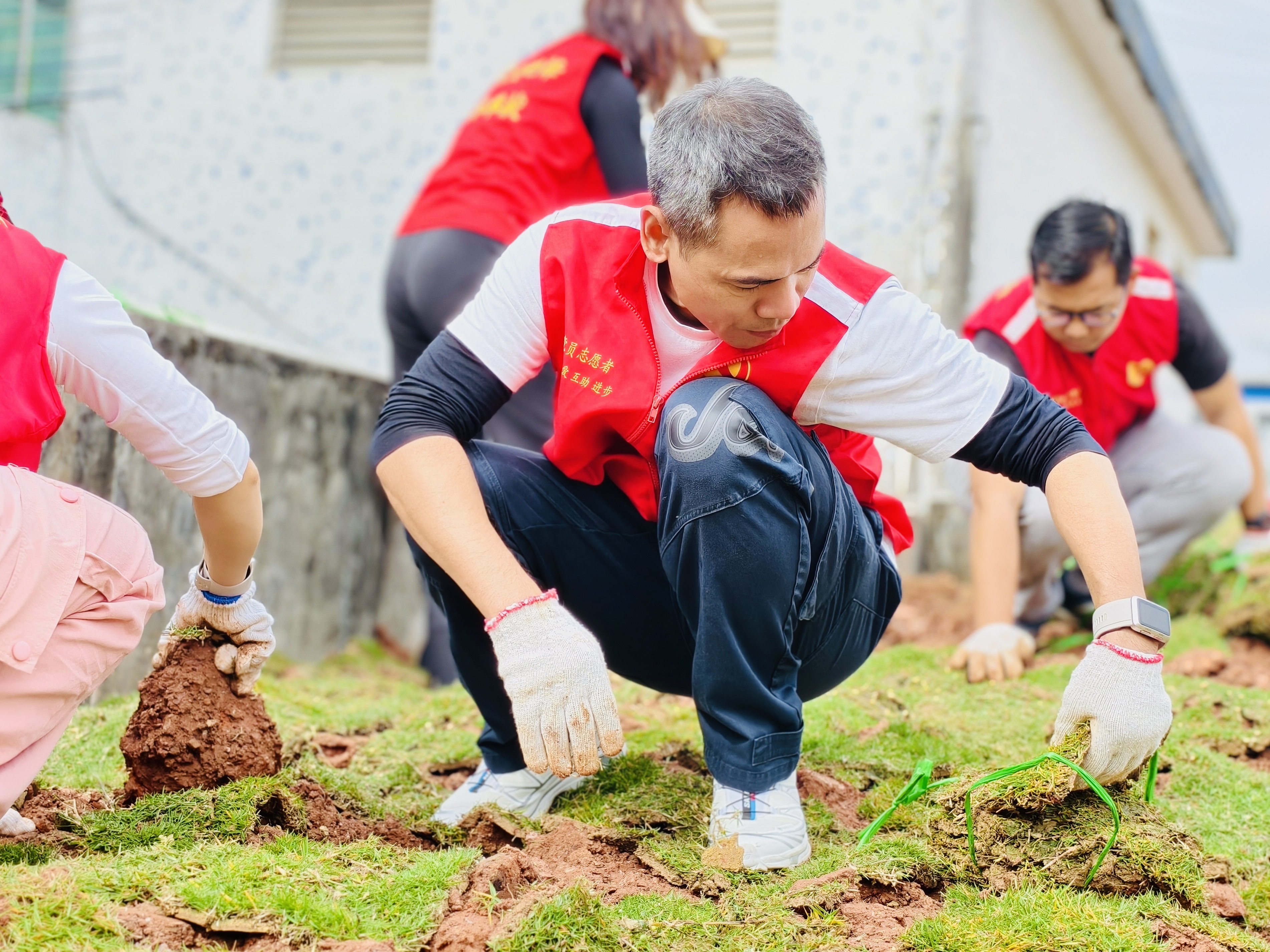 横岗街道再传喜报！六约南社区书记张立蕤荣获全国先进工作者称号！