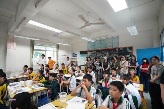 央美师生为学生们带来“美育课堂”