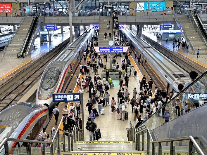 武汉火车站5月1日客流创新高 摄影:楚天都市报极目新闻记者潘锡珩