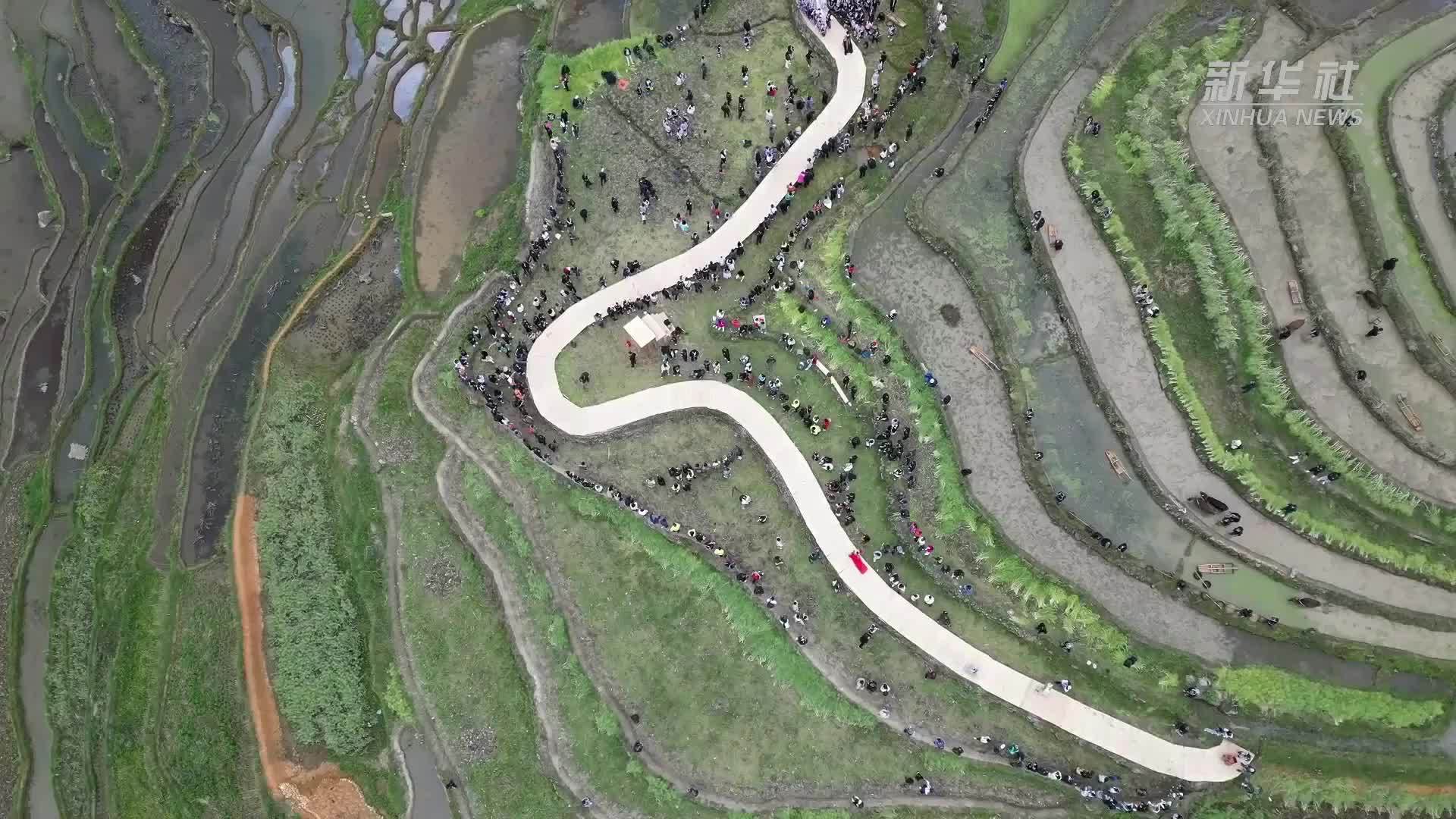 梯田变T台 在“大地指纹”展非遗时尚