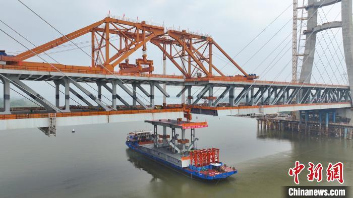 图为5月1日，航拍昌九高铁南昌扬子洲赣江公铁大桥最后一节钢梁吊装施工现场。姚思超 摄