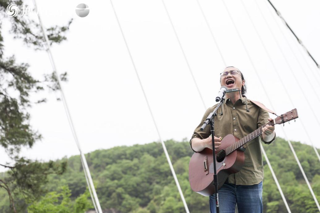 来自中国科学院的“摇滚博导”陈涌海,以一曲燃爆全场的《将进酒》,拉开云端对话序幕。