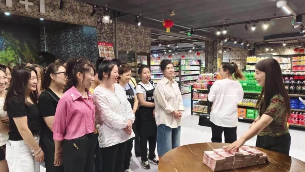 买黄金期货赚近千万分给员工的老板：酝酿了近2年，不是“画饼”