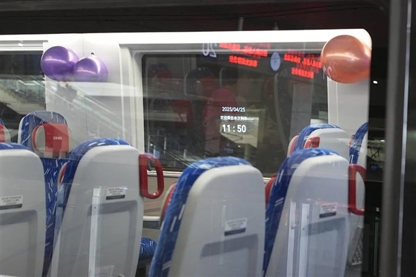 郑州到开封的动车火了:车窗竟然是触摸屏 还能放视频