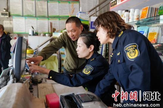 图为任丘市石门桥镇一农资经营点，工作人员检查农资产品记录。 韩慧峰 摄
