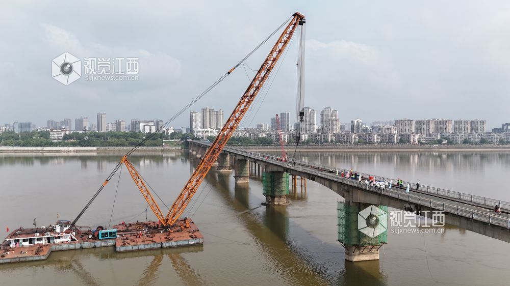 4月28日，江西省吉安市井冈山大桥正在进行首榀T梁拆除施工。