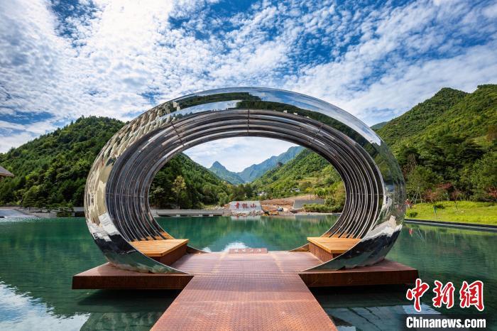 青龙山旅游度假区里“龙眼”造型的休闲观景台　康县融媒体中心供图