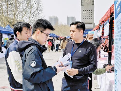 3月23日，在2025年河北省毕业生就业市场河北师范大学专场招聘会上，众多教育行业用人单位为毕业生提供了教师、培训讲师等岗位。 林靖晗摄