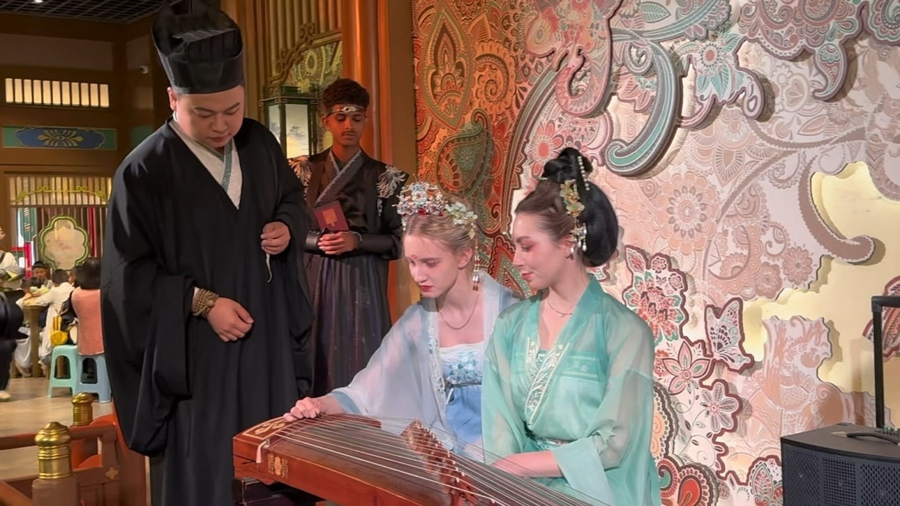 夏娃和同学一起体验古筝弹奏