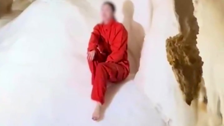 4.8亿年“地下水晶宫晶花池”，遭女子赤脚踏入拍照，目前洞穴已封闭，当地文旅证实其系招商对象