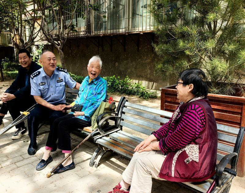 图为姚六一与钟楼社区的老人们拉家常。