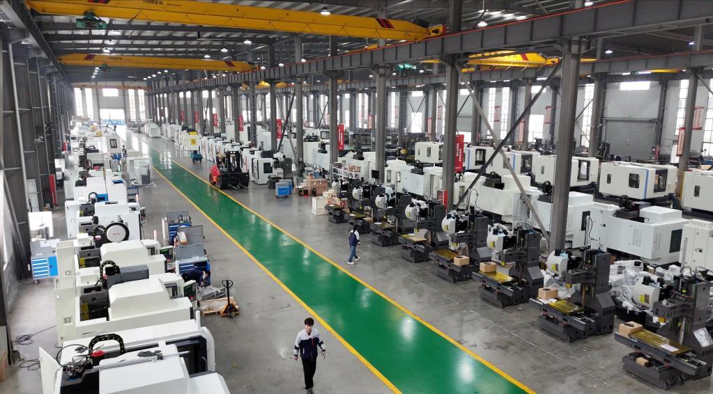 图为清峦福兴工业科技集团有限公司车间。（黄明君 摄）