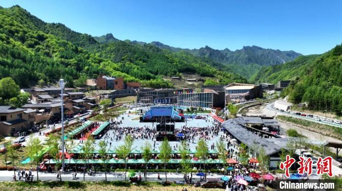 5月1日，康县青龙山旅游度假区游人如织。（无人机照片）吕文生　摄