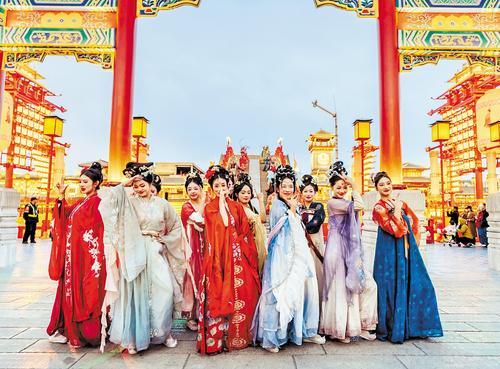 图为4月30日傍晚在河头老街进行的舞蹈快闪表演。图片由河头老街景区提供