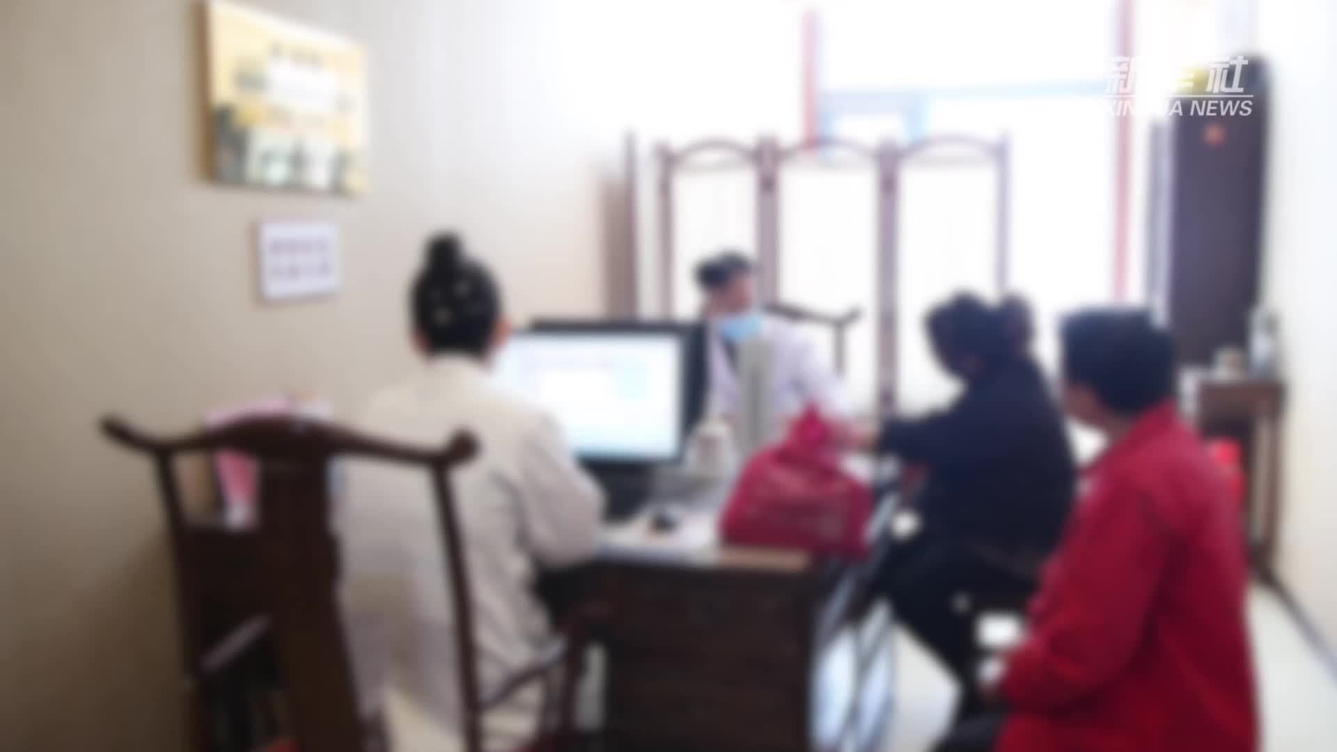 七旬专家退而不休 发挥余热暖人心