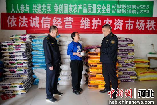 图为任丘市石门桥镇一农资经营点，工作人员检查农资产品质量。 韩慧峰 摄