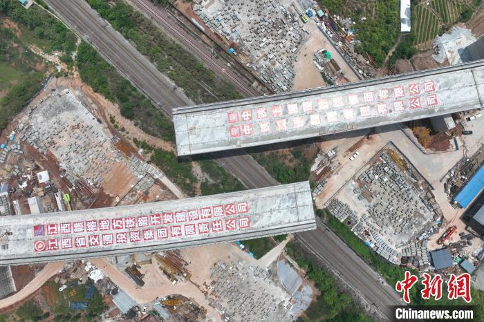 4月29日，沪昆高速梨东改扩建项目上跨沪昆铁路(上饶境内)立交桥成功完成转体，刷新了江西高速公路转体桥跨径与转体重量的“双料纪录”。徐鹏驰 摄
